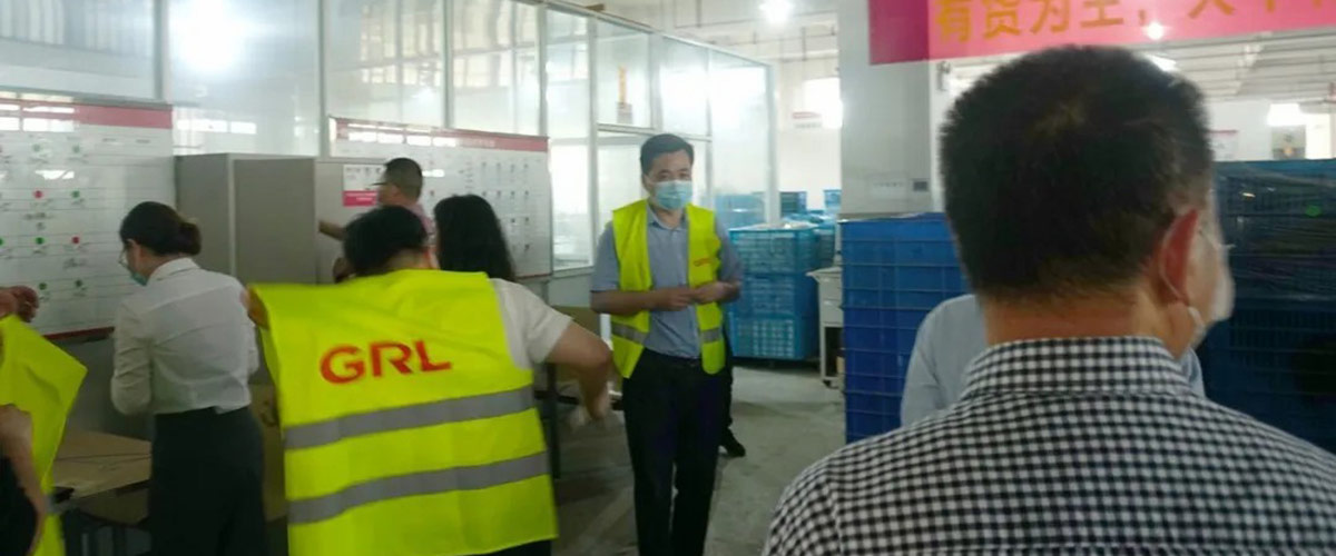 市領(lǐng)導穿戴警示服和耳塞