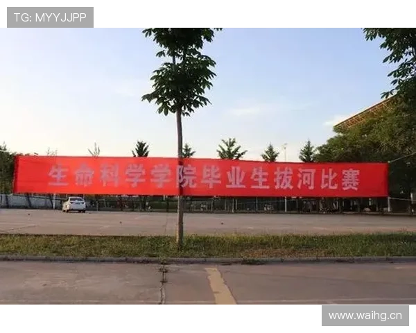 杨昊训练完直接去接孩子放学，校门口比赛场还紧张