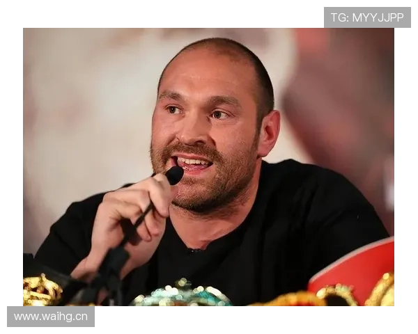 泰森·富里打起来像台风，回家抱娃的样子竟然有点暖